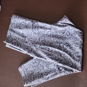 Athleta Salutation stash pocket ll print capri leggings ( lavender / purple)